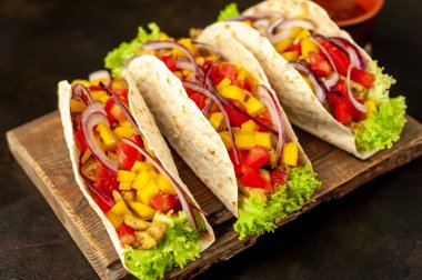 Siyah arka planda sandviç ve sebzeler