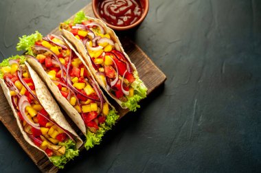 Sebze ve fesleğenli ızgara sandviç.