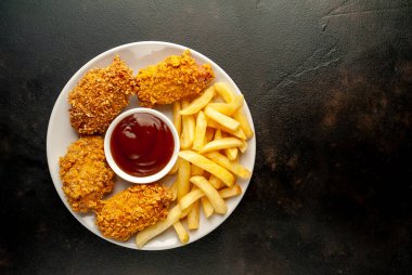 Patates kızartmalı makarna.