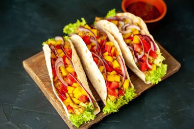 Siyah bir arka plan üzerinde sandviç.