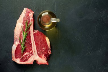 Siyah arka planda çiğ et 