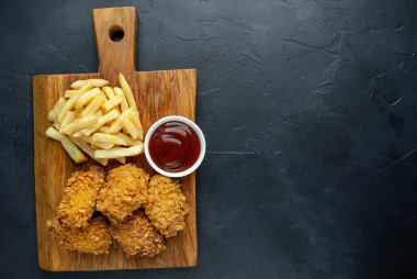 Koyu bir arka planda kahvaltı ve peynir