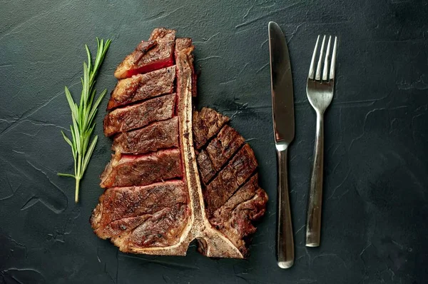 Steak Bœuf Grillé Sur Fond Sombre — Photo