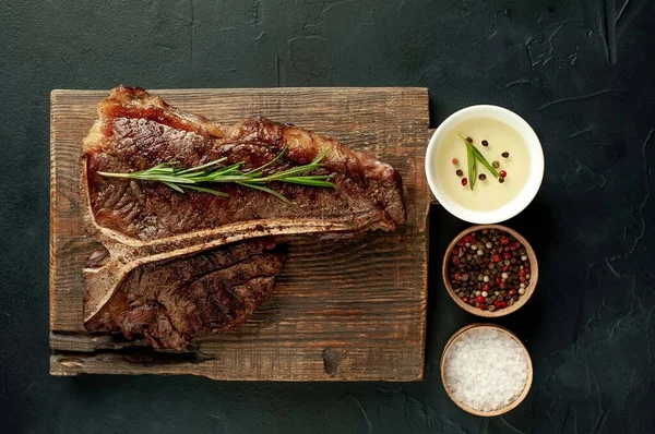 Filete Parrilla Especias Sobre Fondo Oscuro —  Fotos de Stock