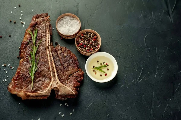 Bife Grelhado Especiarias Fundo Escuro — Fotografia de Stock