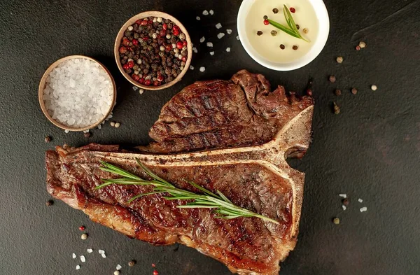 Grillezett Steak Fűszerek Sötét Alapon — Stock Fotó