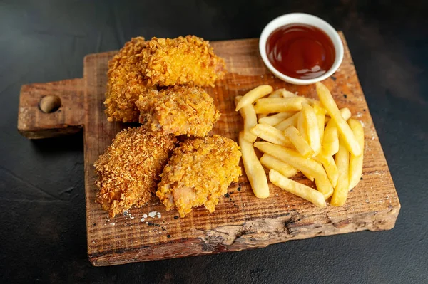 Franse Kip Bier Frietjes Een Zwarte Achtergrond — Stockfoto