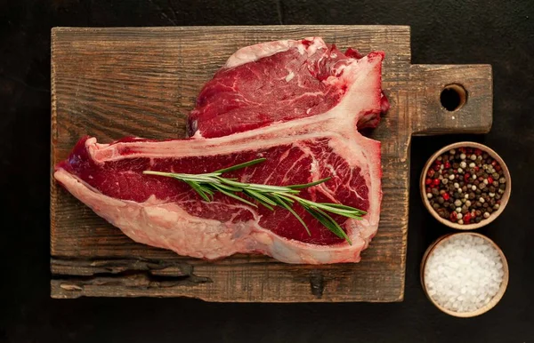 Rohes Fleisch Auf Schwarzem Hintergrund — Stockfoto