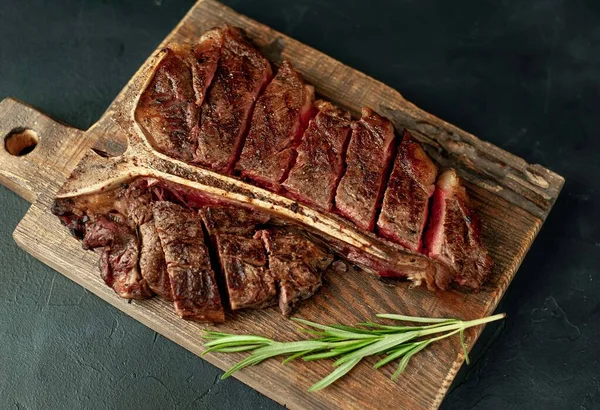 Grillat Kött Mörk Bakgrund — Stockfoto