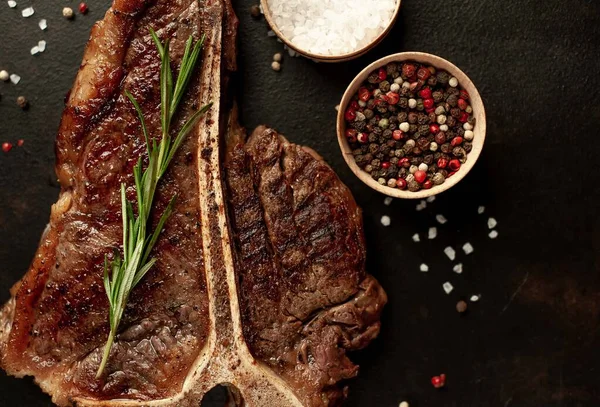 Grillezett Steak Fűszerek Sötét Alapon — Stock Fotó