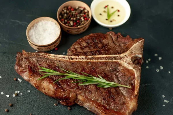 Grillezett Steak Fűszerek Sötét Alapon — Stock Fotó