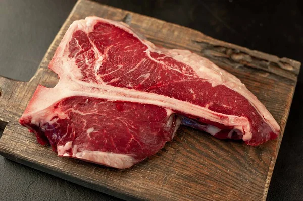 Rohes Fleisch Auf Schwarzem Hintergrund — Stockfoto