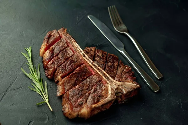 Steak Viande Grillé Sur Fond Sombre — Photo