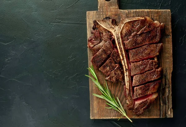 Carne Alla Griglia Fondo Scuro — Foto Stock