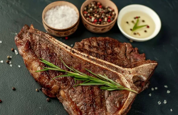 Steak Panggang Dan Rempah Rempah Pada Latar Belakang Gelap — Stok Foto