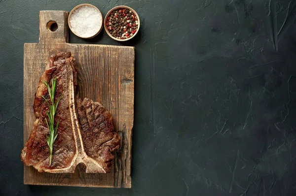 Bife Grelhado Especiarias Fundo Escuro — Fotografia de Stock