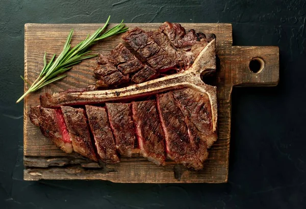 Koyu Arkaplanda Çiğ Biftek — Stok fotoğraf