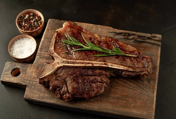 Grillezett Steak Fűszerek Sötét Alapon — Stock Fotó