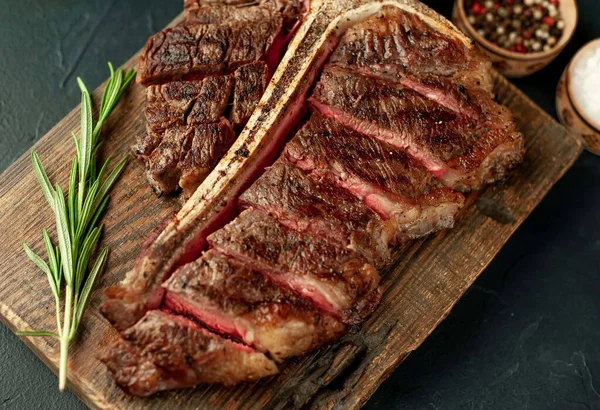 Grillezett Steak Fűszerek Sötét Alapon — Stock Fotó