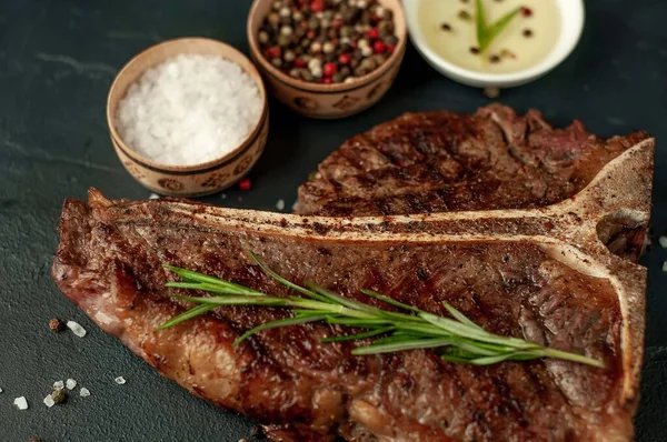 Grillezett Steak Fűszerek Sötét Alapon — Stock Fotó