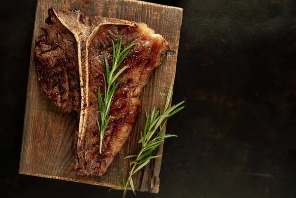 Grillezett Steak Fűszerek Sötét Alapon — Stock Fotó