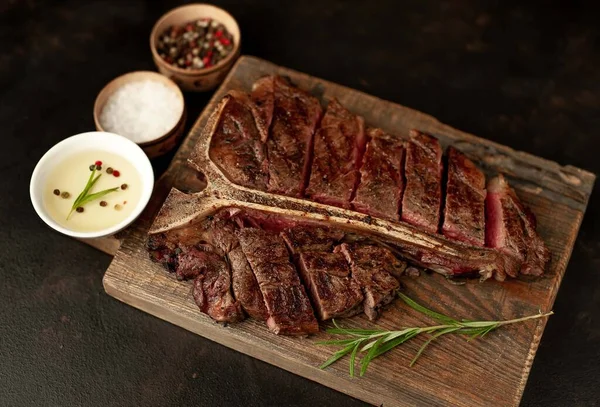 Grillezett Steak Fűszerekkel Fűszernövényekkel — Stock Fotó