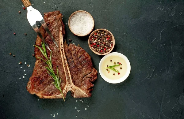 Bistecca Alla Griglia Spezie Sfondo Scuro — Foto Stock