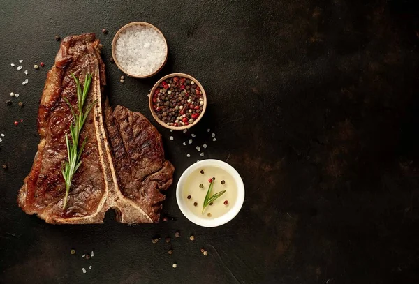 Bistecca Alla Griglia Spezie Sfondo Scuro — Foto Stock