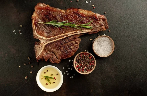 黒焦げのステーキとスパイスのグリル — ストック写真