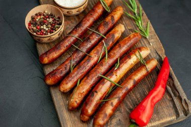 Tahtada baharatlı ızgara sosis.