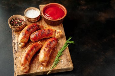 Tahtada baharatlı ızgara sosis.