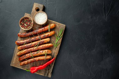 Tahtada baharatlı ızgara sosis.