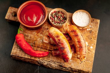 Tahtada baharatlı ızgara sosis.