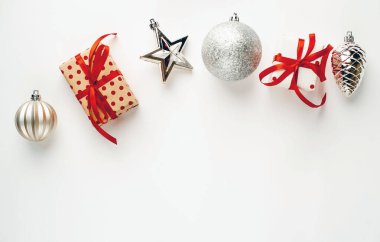 beyaz zemin üzerine gümüş Noel süsleri 