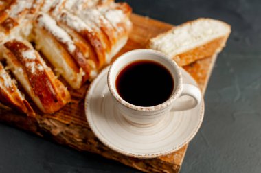 Koyu arkaplanda fırın ürünü olan kahve ve kahve.