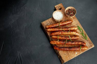 Tahtada baharatlı ızgara sosis.