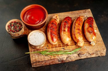 Tahtada baharatlı ızgara sosis.