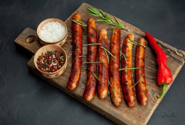 Tahtada baharatlı ızgara sosis.