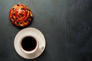 Koyu arkaplanda fırın ürünü olan kahve ve kahve.