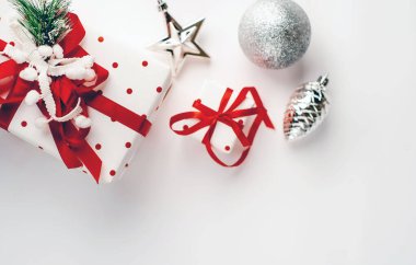 beyaz zemin üzerine gümüş Noel süsleri 