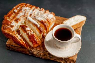 Koyu arkaplanda fırın ürünü olan kahve ve kahve.