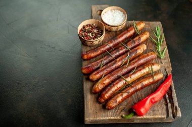 Tahtada baharatlı ızgara sosis.