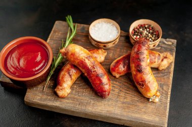 Tahtada baharatlı ızgara sosis.