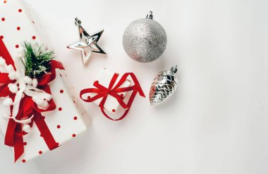 beyaz zemin üzerine gümüş Noel süsleri 