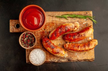 Tahtada baharatlı ızgara sosis.