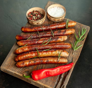 Tahtada baharatlı ızgara sosis.