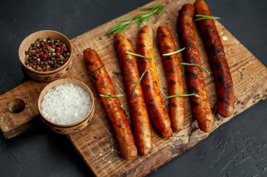 Tahtada baharatlı ızgara sosis.