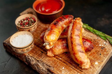 Tahtada baharatlı ızgara sosis.