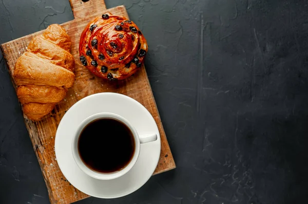 Café Croissant Fundo Escuro — Fotografia de Stock