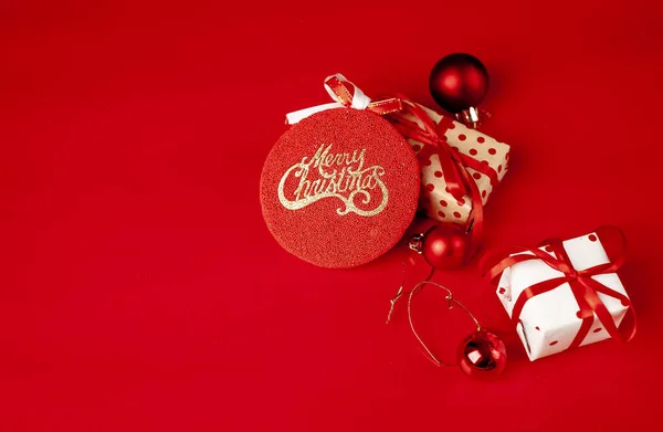 Decoraciones Navidad Sobre Fondo Rojo — Foto de Stock